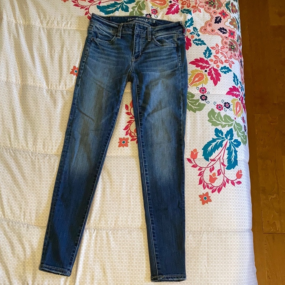 American Eagle Outfitters (AEO) Super Stretch Jegging Size 2 Regular Medium Wash - Picture 1 of 7